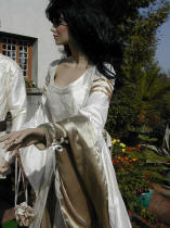 Détail des manches médiévales de la robe de mariée de Dame Anne