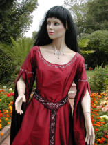robe médiévale en soie bordeaux