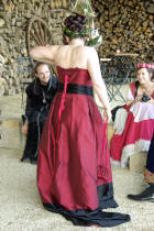 La robe de mariée médiévale de Dame  Chloé, traîne et laçages