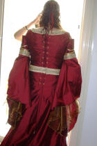 laçage médiéval d'une robe elfique