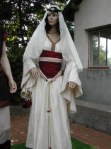 La robe de mariée médiévale de Dame Anne-Sophie