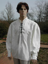 La chemise médiévale en coton ivoire, avec laçages
