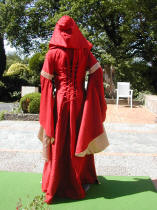 Robe médiévale rouge avec capuche et laçages