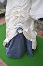Robe qui se relève sur une fausse-jupe bleu ardoise
