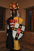 le costume médiéval de Messire Marc, avec grand heaume et bouclier