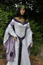 robe de mariée elfique blanche et violette