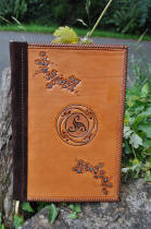 Grimoire celtique en cuir : couverture de livre d'or, avec motif triskell