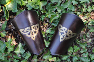 Canons d'avant-bras mdivaux en cuir, avec motif celtique bronze