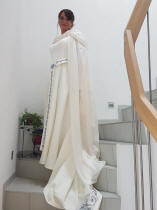 La robe de mariée celtique et la cape elfique en mousseline de soie de Dame Claude