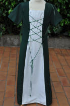 Robe médiévale ivoire et verte pour jeune damoiselle