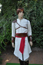 Tunique médiévale et accessoires en cuir  inspirés d'Altaïr du jeu Assassin's creed