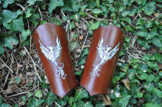 Canons d'avant-bras médiévaux en cuir, motif phoenix