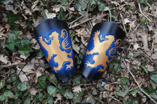 Canons d'avant-bras noir et bleu avec Lion des Flandres en doré