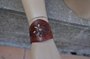 Bracelet en cuir avec motifs évidés