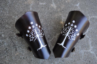 Canons d'avant-bras médiévaux en cuir marron foncé, motif arbre du gondor
