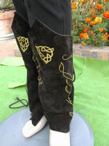 Les fausses bottes ou chaps en cuir marron, avec motifs celtiques