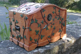 Le coffre-urne décoré de feuilles de lierre