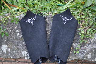 Fausses bottes en cuir avec motif elfique