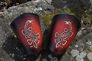 Canons d'avant-bras médiévaux en cuir, motif dragon