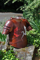 Armure en cuir médiévale avec épaulières, motif dragons coeur