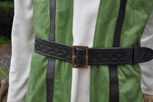 La ceinture en cuir noir, avec tresse celtique noire