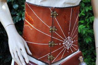 Bustier corset en cuir viking chamane avec motif ésotériques
