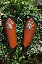 Canons d'avant-bras médiévaux en cuir, motif triskel