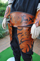 La ceinture viking en cuir  et les cuisseaux en cuir motif tribal viking