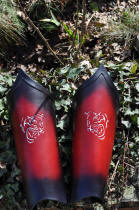 Fausses bottes en cuir noires et rouges, tête de tigre