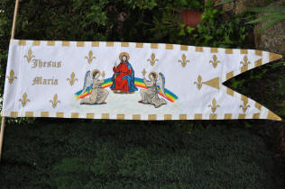 Etendard de Jeanne d'Arc, jésus entouré de deux archanges sur un arc en ciel
