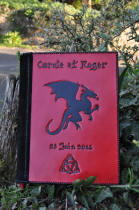 Livre d'or en cuir noir et rouge, motifs dragon et triquetera
