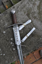 Baudrier blanc en cuir, avec laçages,  pour épée médiévale
