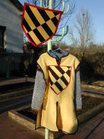 Tabard médiéval du chevalier Jaune, avec armoiries familiales