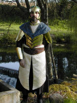 Tunique elfique du guerrier elfe et son armure en laiton