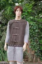 Haubert médiéval : gilet en cuir, avec manches et jupes en cotte de mailles